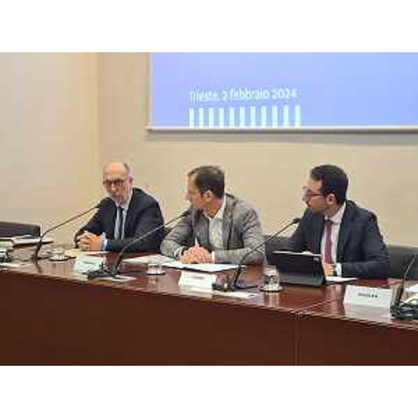 Il governatore del Friuli Venezia Giulia Massimiliano Fedriga, il country president e amministratore delegato di AstraZeneca Claudio Longo e l'assessore regionale alla Salute Riccardo Riccardi. - Il governatore del Friuli Venezia Giulia Massimiliano Fedriga, il country president e amministratore delegato di AstraZeneca Claudio Longo e l'assessore regionale alla Salute Riccardo Riccardi.