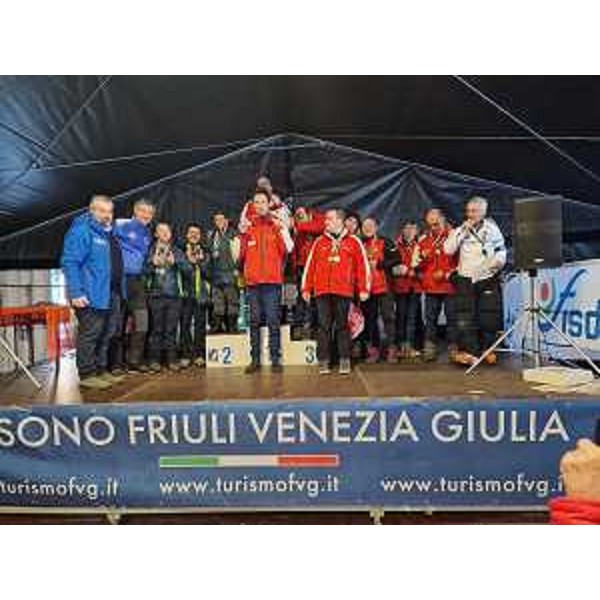 La foto di gruppo. Il consigliere Bernardis è il primo da sinistra - La foto di gruppo. Il consigliere Bernardis è il primo da sinistra