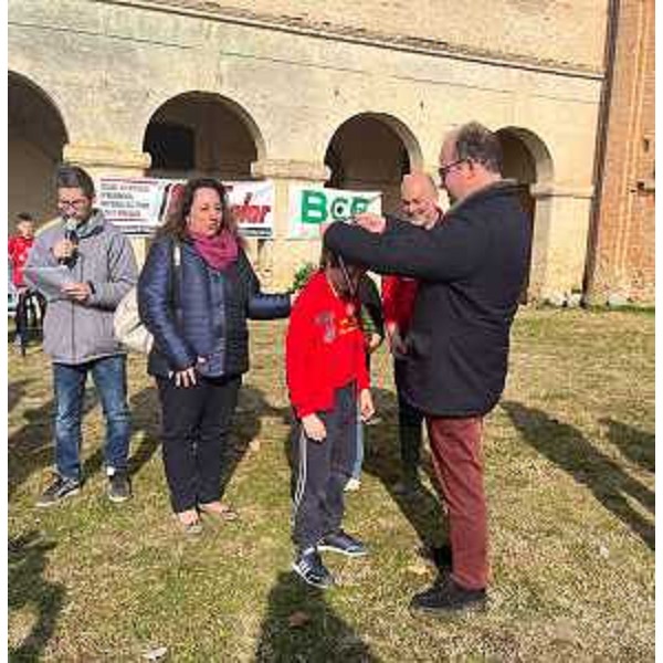 Il vicegovernatore del Fvg, Mario Anzil, premia uno dei vincitori. - Il vicegovernatore del Fvg, Mario Anzil, premia uno dei vincitori.