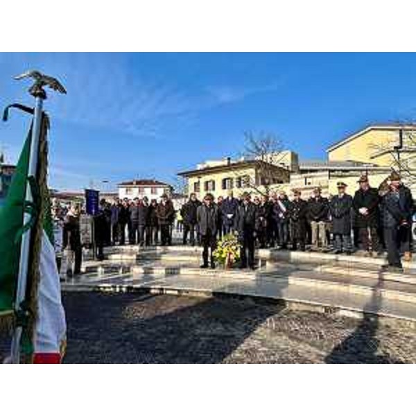 Un momento solenne della cerimonia di Latisana per i suoi alpini caduti in guerra - Un momento solenne della cerimonia di Latisana per i suoi alpini caduti in guerra