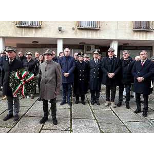 Al centro, il presidente Mauro Bordin, a sinistra la consigliera regionale Maddalena Spagnolo e, primo a destra, il consigliere regonale Mauro Di Bert, alla deposizione della corona d'alloro - Al centro, il presidente Mauro Bordin, a sinistra la consigliera regionale Maddalena Spagnolo e, primo a destra, il consigliere regonale Mauro Di Bert, alla deposizione della corona d'alloro