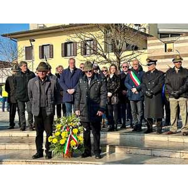 Il presidente Bordin tra i due alpini e la consigliera Spagnolo accanto al sindaco Sette - Il presidente Bordin tra i due alpini e la consigliera Spagnolo accanto al sindaco Sette