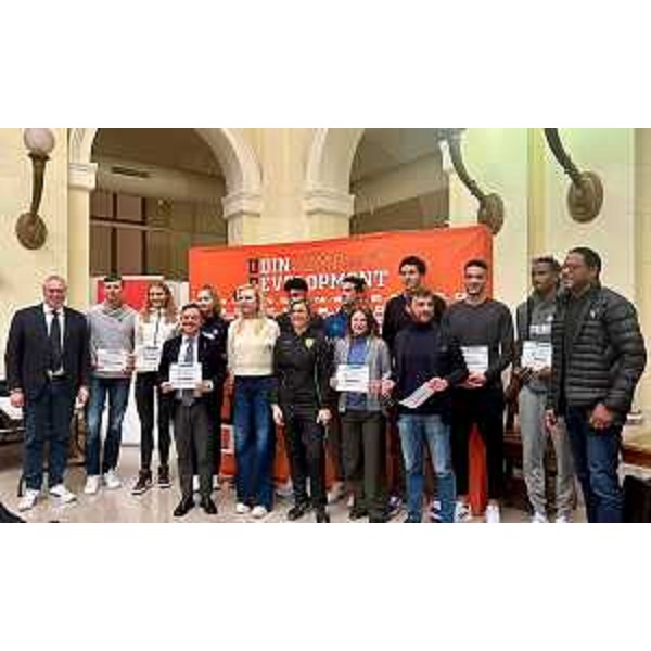 La foto di gruppo finale: il presidente Bordin è il primo da sinistra - La foto di gruppo finale: il presidente Bordin è il primo da sinistra