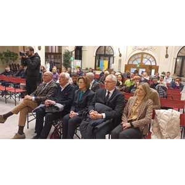 Le prime file del Salone del popolo di Udine: il presidente Bordin è il secondo da destra - Le prime file del Salone del popolo di Udine: il presidente Bordin è il secondo da destra