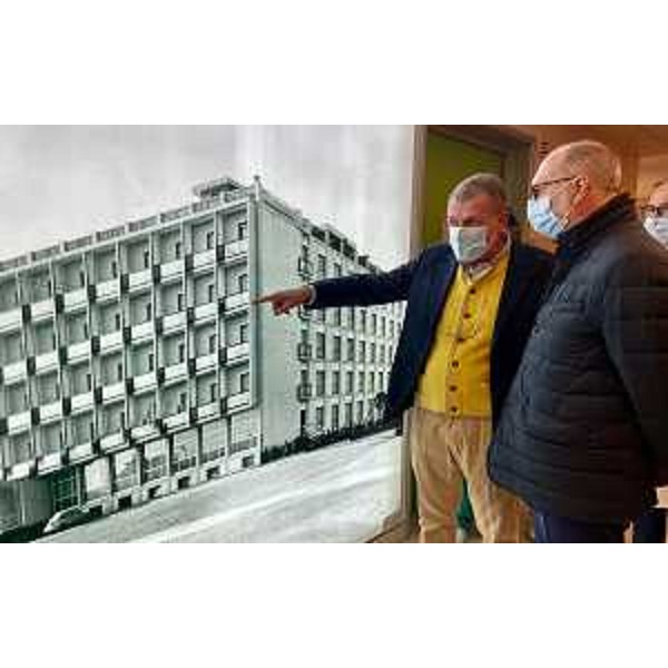 Il direttore generale del policlinico San Giorgio Maurizio Sist mentre illustra all'assessore regionale Riccardo Riccardi una vecchia immagine della struttura ospiedaliera naoniana - Il direttore generale del policlinico San Giorgio Maurizio Sist mentre illustra all'assessore regionale Riccardo Riccardi una vecchia immagine della struttura ospiedaliera naoniana