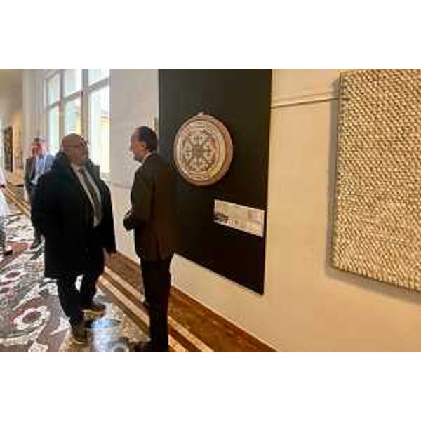 L'assessore regionale ai Sistemi informativi Sebastiano Callari con il presidente della Scuola mosaicisti del Friuli Stefano Lovison - L'assessore regionale ai Sistemi informativi Sebastiano Callari con il presidente della Scuola mosaicisti del Friuli Stefano Lovison