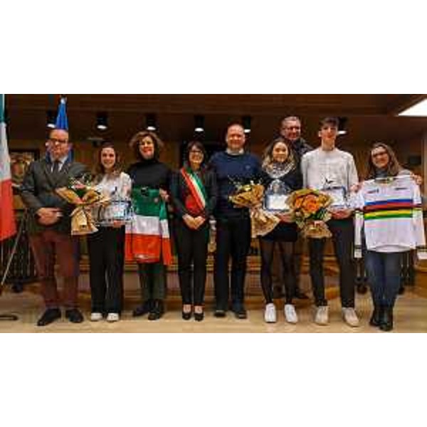 Il vicegovernatore Mario Anzil (primo a sinistra) assieme alle altre autorità e ai premiati - Il vicegovernatore Mario Anzil (primo a sinistra) assieme alle altre autorità e ai premiati