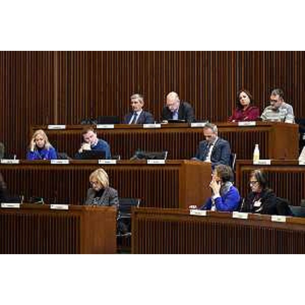 I banchi dei consiglieri del Pd in VI Commissione con alcuni degli auditi - I banchi dei consiglieri del Pd in VI Commissione con alcuni degli auditi