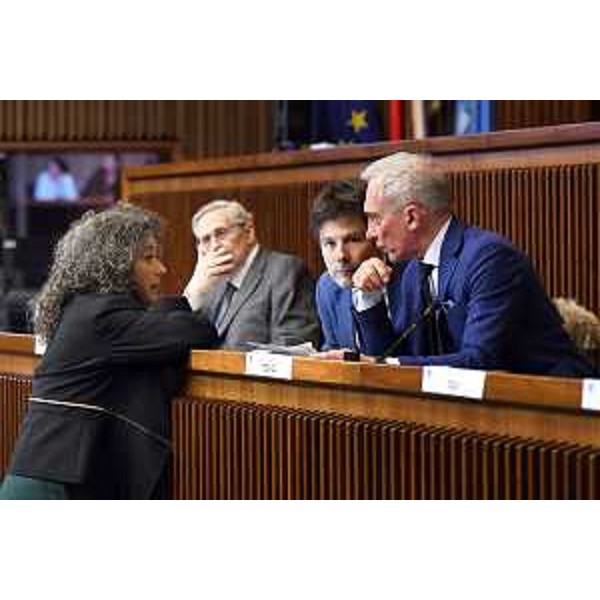 Roberto Novelli (FI), presidente della VI Commissione, dialoga con Serena Pellegrino (Avs) - Roberto Novelli (FI), presidente della VI Commissione, dialoga con Serena Pellegrino (Avs)