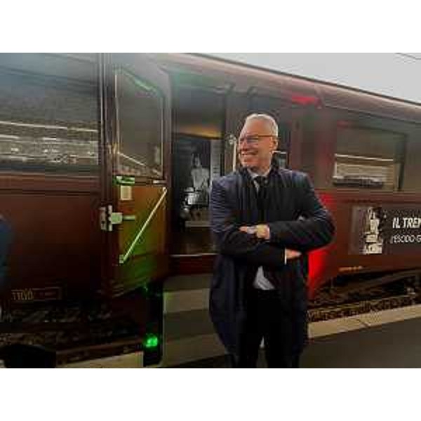 Il presidente Bordin davanti al Treno del Ricordo, alla staziine ferroviaria di Trieste - Il presidente Bordin davanti al Treno del Ricordo, alla staziine ferroviaria di Trieste