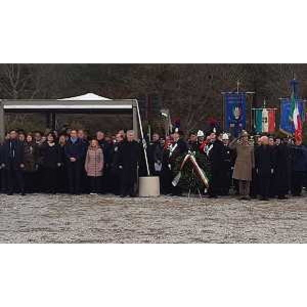 Un momento della cerimonia a Basovizza, con il canto dell'inno nazionale - Un momento della cerimonia a Basovizza, con il canto dell'inno nazionale