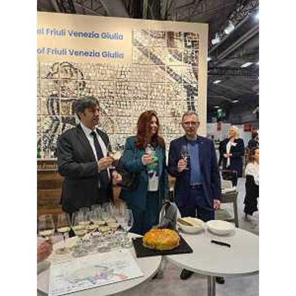 L'assessore regionale Stefano Zannier con l'ambasciatrice Emanuela D'Alessandro e il presidente dell'Agenzia per la promozione all'estero e l'internazionalizzazione delle imprese italiane Matteo Zoppas - L'assessore regionale Stefano Zannier con l'ambasciatrice Emanuela D'Alessandro e il presidente dell'Agenzia per la promozione all'estero e l'internazionalizzazione delle imprese italiane Matteo Zoppas