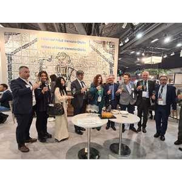 L'assessore regionale Stefano Zannier con alla sua destra l'ambasciatrice D'Alessandro e il presidente Zoppas - L'assessore regionale Stefano Zannier con alla sua destra l'ambasciatrice D'Alessandro e il presidente Zoppas