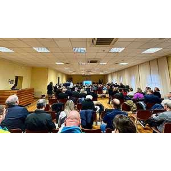 Il pubblico che ha affollato la sala consiliare di Latisana - Il pubblico che ha affollato la sala consiliare di Latisana