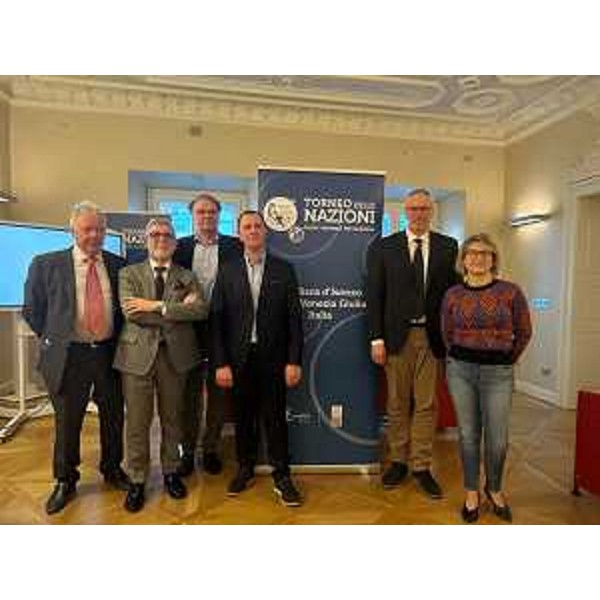 La foto di gruppo: da sinistra Mauro Verdimonti (Torneo delle Nazioni), Gabriele Bellini (direttore generale Bcc), Carlo Feruglio (presidente Bcc), Nicola Tommasini (presidente Bcc), il presidente del Cr Fvg, Mauro Bordin, e il sindaco di Gradisca d'Isonzo, Linda Tomasinsig - La foto di gruppo: da sinistra Mauro Verdimonti (Torneo delle Nazioni), Gabriele Bellini (direttore generale Bcc), Carlo Feruglio (presidente Bcc), Nicola Tommasini (presidente Bcc), il presidente del Cr Fvg, Mauro Bordin, e il sindaco di Gradisca d'Isonzo, Linda Tomasinsig