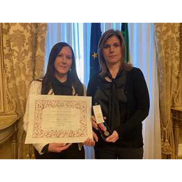 Martina e Francesca Bosco, pronipoti di Claudio Loria, ricevono l'onorificenza alla memoria del prozio deportato nel 1944 - Martina e Francesca Bosco, pronipoti di Claudio Loria, ricevono l'onorificenza alla memoria del prozio deportato nel 1944