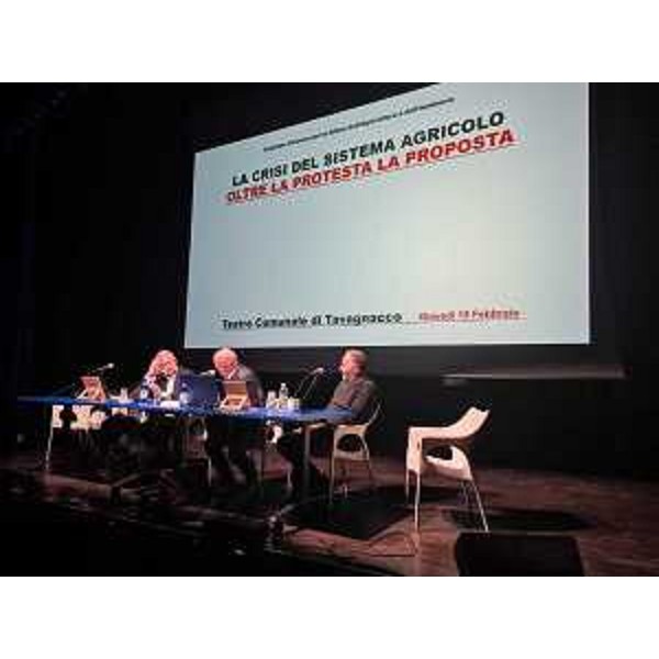 L'assessore regionale alle Risorse agroalimentari, forestali e ittiche Stefano Zannier al dibattito intitolato "La crisi del Sistema Agricolo (oltre la protesta la proposta)" a Tavagnacco - L'assessore regionale alle Risorse agroalimentari, forestali e ittiche Stefano Zannier al dibattito intitolato "La crisi del Sistema Agricolo (oltre la protesta la proposta)" a Tavagnacco