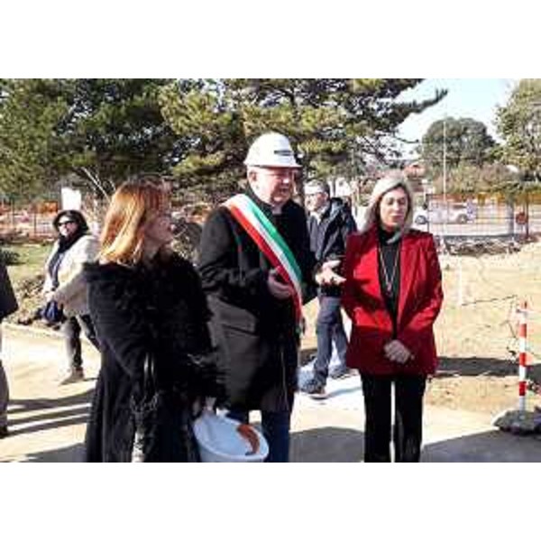 L'assessore regionale Cristina Amirante insieme al sindaco di Staranzano Riccardo Marchesan. - L'assessore regionale Cristina Amirante insieme al sindaco di Staranzano Riccardo Marchesan.