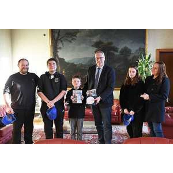 Un'immagine di Pietro Rovis con la sua famiglia insieme al presidente del Cr Fvg, Mauro Bordin (al centro) - Un'immagine di Pietro Rovis con la sua famiglia insieme al presidente del Cr Fvg, Mauro Bordin (al centro)