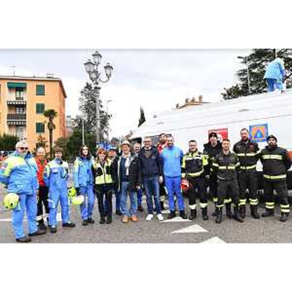 L'assessore Roberti insieme a un gruppo di operatori impegnati a garantire la sicurezza durante la settantesima edizione della sfilata del Carnevale muggesano. - L'assessore Roberti insieme a un gruppo di operatori impegnati a garantire la sicurezza durante la settantesima edizione della sfilata del Carnevale muggesano.