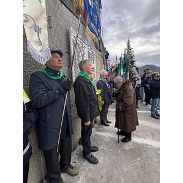 La medaglia d'oro al valor militare Paola Del Din depone la corona di alloro ai Caduti - La medaglia d'oro al valor militare Paola Del Din depone la corona di alloro ai Caduti