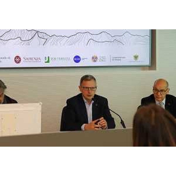 L'assessore Stefano Zannier con il rettore dell'Università di Udine, Roberto Pinton - L'assessore Stefano Zannier con il rettore dell'Università di Udine, Roberto Pinton 