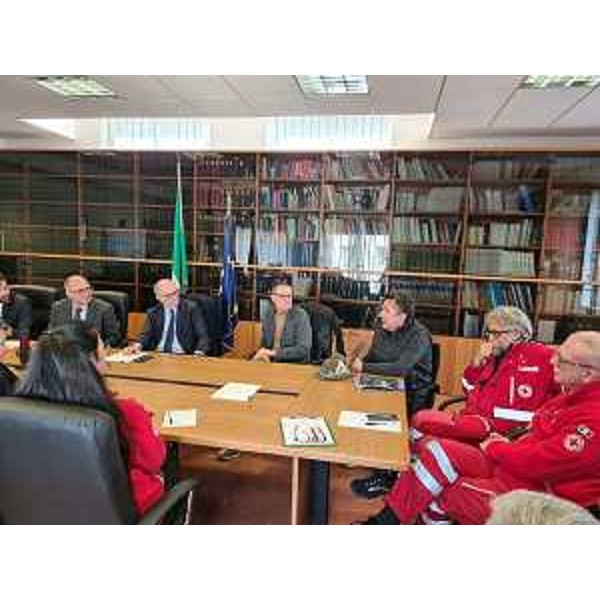 I partecipanti all'incontro in Prefettura a Pordenone con l'assessore Riccardo Riccardi, per valutare l'estensione dei progetti di supporto dei volontari delle associazioni nei Pronto soccorso degli ospedali e nelle sedi di guardia medica. - I partecipanti all'incontro in Prefettura a Pordenone con l'assessore Riccardo Riccardi, per valutare l'estensione dei progetti di supporto dei volontari delle associazioni nei Pronto soccorso degli ospedali e nelle sedi di guardia medica.