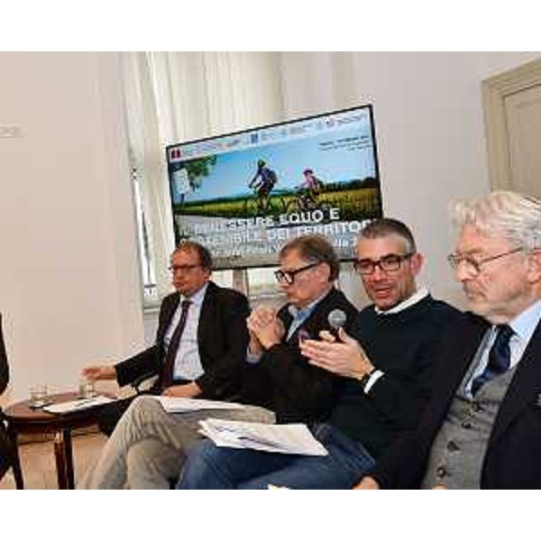 L'assessore Roberti (secondo da destra) alla presentazione del Report Best - L'assessore Roberti (secondo da destra) alla presentazione del Report Best