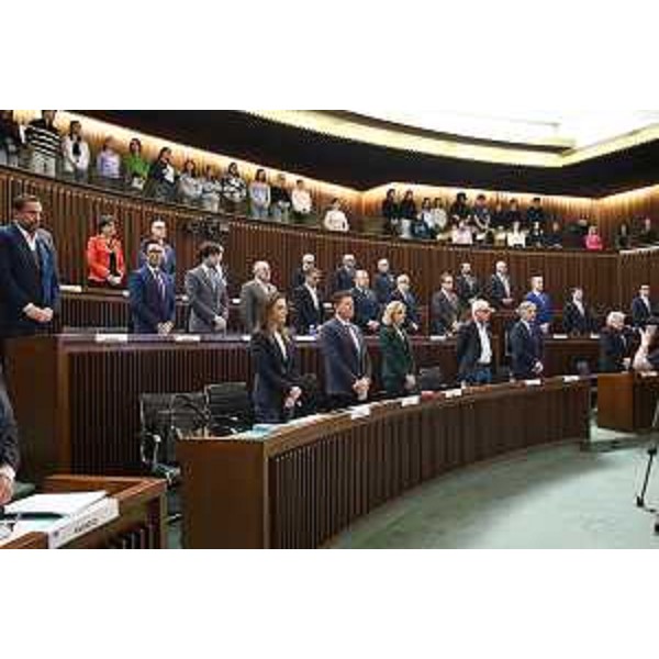I consiglieri in piedi per il minuto di silenzio - I consiglieri in piedi per il minuto di silenzio