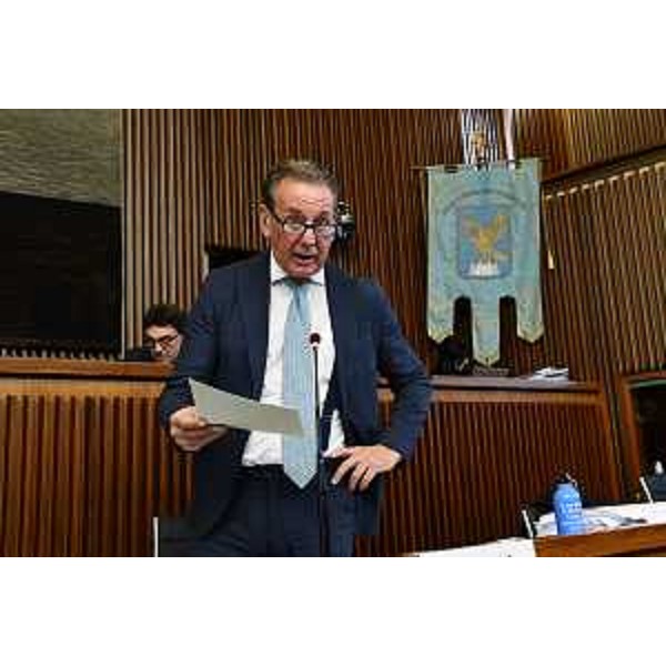 L'assessore alla Difesa dell'ambiente, energia e sviluppo sostenibile Fabio Scoccimarro in Consiglio regionale. - L'assessore alla Difesa dell'ambiente, energia e sviluppo sostenibile Fabio Scoccimarro in Consiglio regionale.