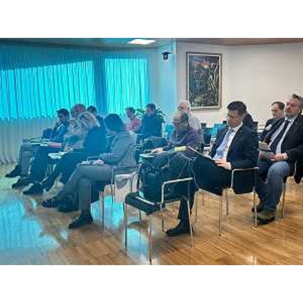 Il consigliere Bernardis (Fp), a destra nella foto, dietro a Markus Maurmair (FdI) nel corso dell'incontro di oggi a Udine - Il consigliere Bernardis (Fp), a destra nella foto, dietro a Markus Maurmair (FdI) nel corso dell'incontro di oggi a Udine