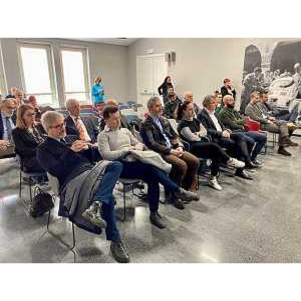 Il pubblico presente in sala in occasione della presentazione del Distretto del commercio, alla presenza dell'assessore regionale alle Attività produttive Sergio Emidio Bini - Il pubblico presente in sala in occasione della presentazione del Distretto del commercio, alla presenza dell'assessore regionale alle Attività produttive Sergio Emidio Bini