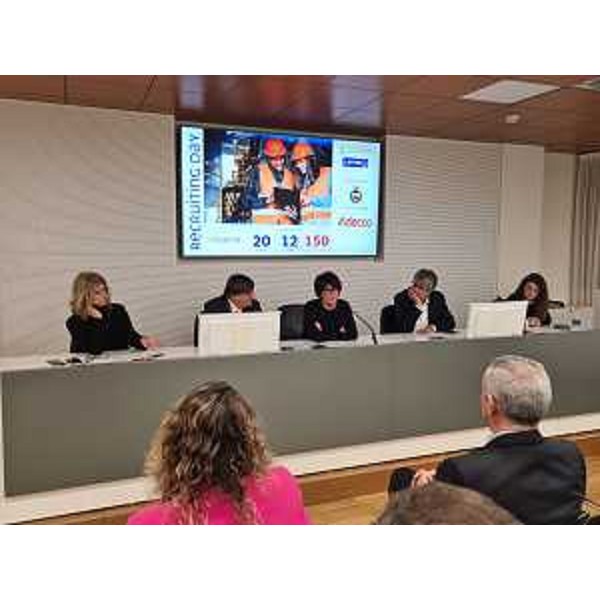 L'assessore Rosolen alla presentazione del Recruiting day in programma il prossimo 20 marzo a Palazzo Pico a Fagagna - L'assessore Rosolen alla presentazione del Recruiting day in programma il prossimo 20 marzo a Palazzo Pico a Fagagna