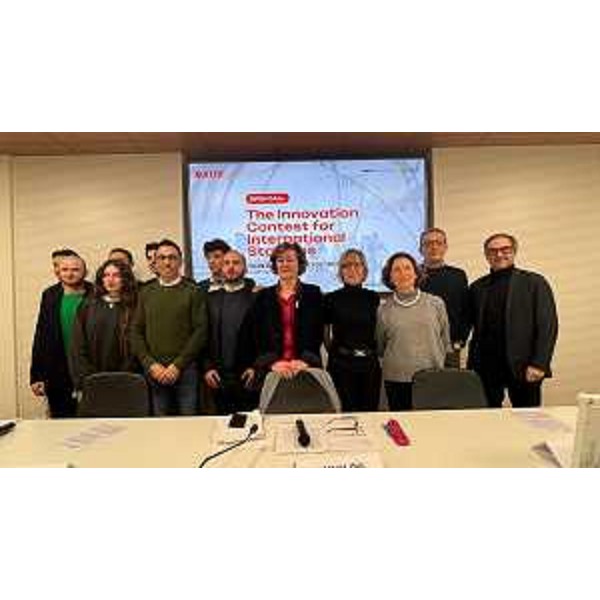 Lassessore regionale alle Finanze Barbara Zilli (quarta da dx) alla presentazione della quinta edizione del festival NanoValbruna - Lassessore regionale alle Finanze Barbara Zilli (quarta da dx) alla presentazione della quinta edizione del festival NanoValbruna