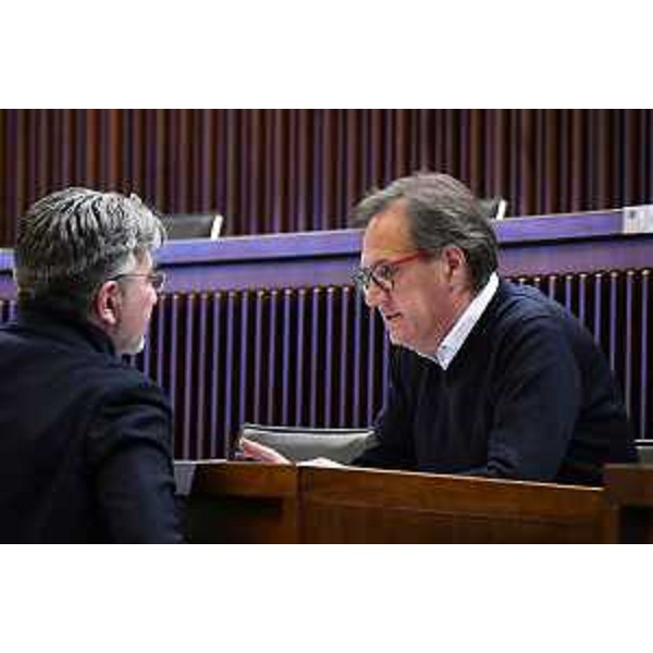 Mauro Di Bert (Fp), a destra nella foto, dialoga con Antonio Calligaris (Lega) - Mauro Di Bert (Fp), a destra nella foto, dialoga con Antonio Calligaris (Lega)