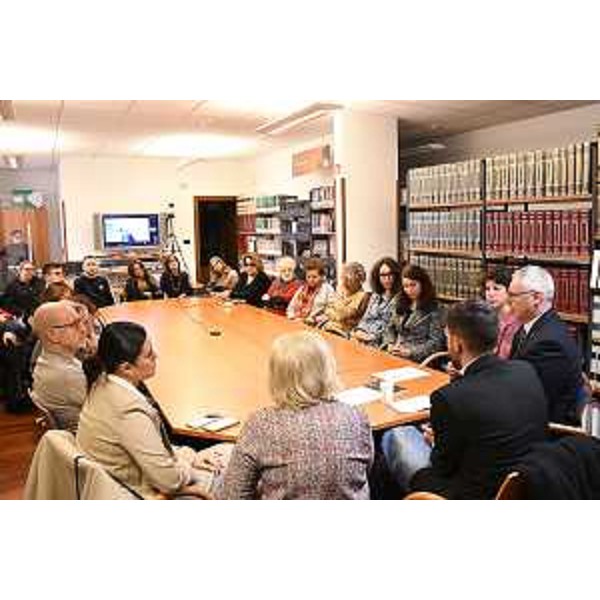 Un momento dell'incontro in biblioteca - Un momento dell'incontro in biblioteca