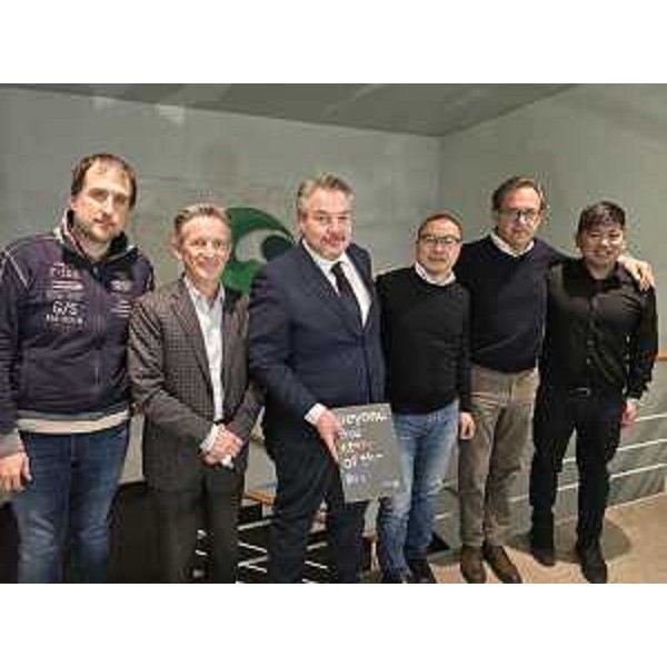 Diego Bernardis (Fp), terzo da sinistra nella foto di gruppo, assieme ai vertici di Nmg. Il secondo da destra è Mauro Di Bert, capogruppo di Fp - Diego Bernardis (Fp), terzo da sinistra nella foto di gruppo, assieme ai vertici di Nmg. Il secondo da destra è Mauro Di Bert, capogruppo di Fp