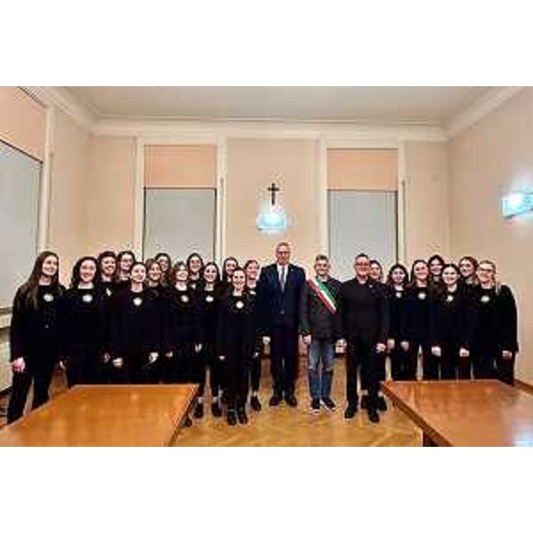 Il presidente del Cr Fvg, Mauro Bordin, con il maestro Denis Monte, il sindaco Enrico Monticolo e le coriste del Piccolo Artemia - Il presidente del Cr Fvg, Mauro Bordin, con il maestro Denis Monte, il sindaco Enrico Monticolo e le coriste del Piccolo Artemia