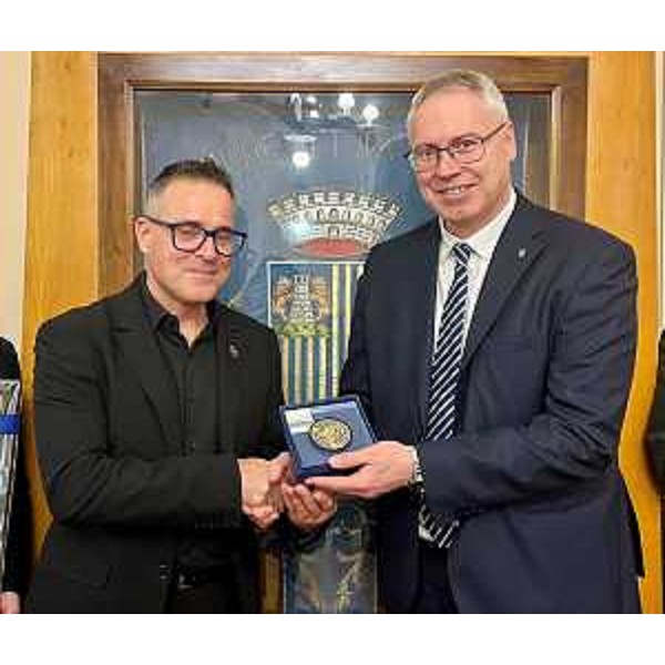 Il presidente del Cr Fvg, Mauro Bordin, premia il maestro Denis Monte - Il presidente del Cr Fvg, Mauro Bordin, premia il maestro Denis Monte