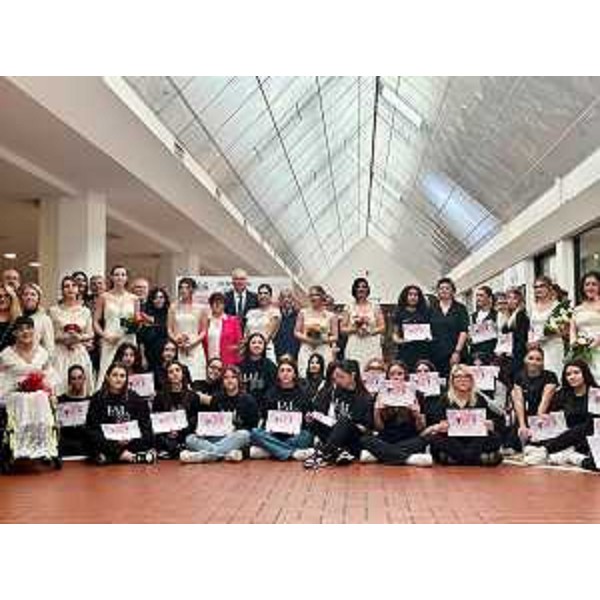 Il presidente del Cr Fvg, Mauro Bordin, con le donne di Andos - Il presidente del Cr Fvg, Mauro Bordin, con le donne di Andos