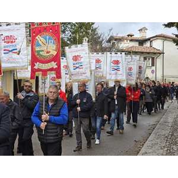 La sfilata dei donatori di sangue a Cormons - La sfilata dei donatori di sangue a Cormons