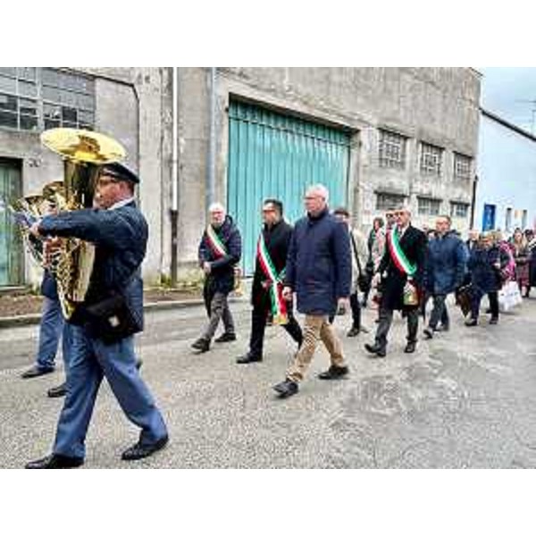 Un momento della cerimonia di Udine a cui ha preso parte il presidente del Cr Fvg., Mauro Bordin (primo da dx) - Un momento della cerimonia di Udine a cui ha preso parte il presidente del Cr Fvg., Mauro Bordin (primo da dx)