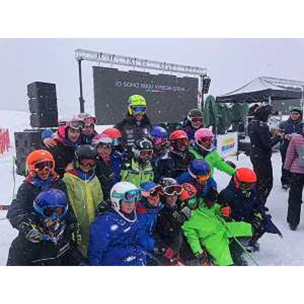 Christof Innerhofer con i giovani fan sullo Zoncolan - Christof Innerhofer con i giovani fan sullo Zoncolan