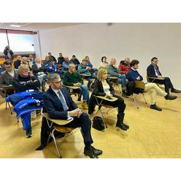 Il pubblico presente in sala durante l'illustrazione degli investimenti compiutda dall'assessore regionale Sergio Emidio Bini - Il pubblico presente in sala durante l'illustrazione degli investimenti compiutda dall'assessore regionale Sergio Emidio Bini