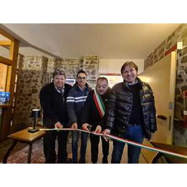 L'assessore Sergio Emidio Bini al taglio del nastro dell'Hotel Italia a Forni di Sopra - L'assessore Sergio Emidio Bini al taglio del nastro dell'Hotel Italia a Forni di Sopra