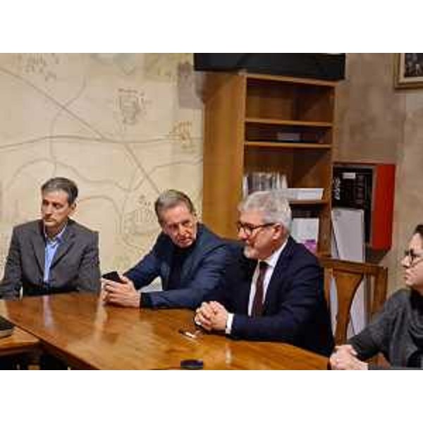 L'assessore Fabio Scoccimarro nella sala consiliare del Comune di Valvasone Arzene illustra i provvedimenti a favore della salvaguardia dei fiumi. - L'assessore Fabio Scoccimarro nella sala consiliare del Comune di Valvasone Arzene illustra i provvedimenti a favore della salvaguardia dei fiumi.