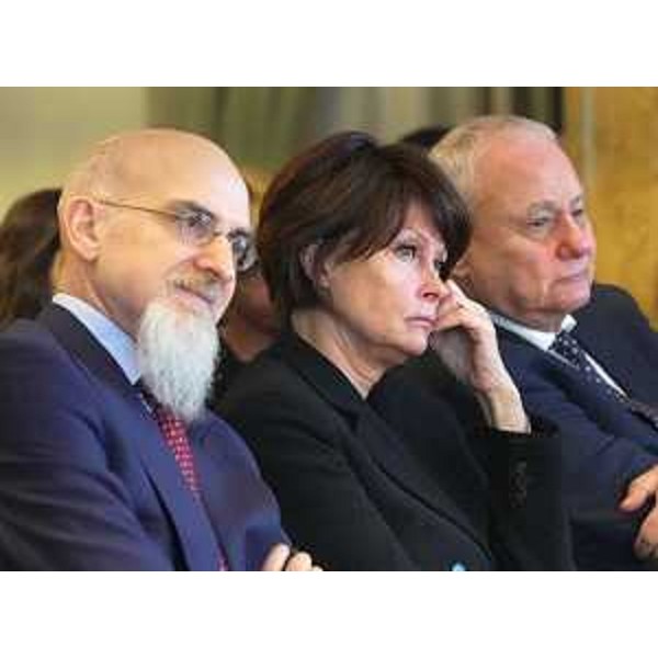 L'assessore regionale Alessia Rosolen tra l'ambasciatore Luca Gori e il segretario generale dell'Ince Roberto Antonione - L'assessore regionale Alessia Rosolen tra l'ambasciatore Luca Gori e il segretario generale dell'Ince Roberto Antonione