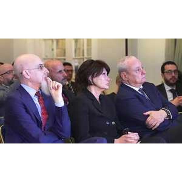 L'assessore regionale Alessia Rosolen tra l'ambasciatore Luca Gori e il segretario generale dell'Ince Roberto Antonione - L'assessore regionale Alessia Rosolen tra l'ambasciatore Luca Gori e il segretario generale dell'Ince Roberto Antonione