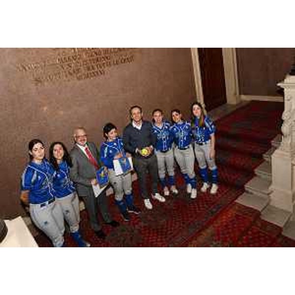 Il governatore Massimiliano Fedriga con le azzurre di softball - Il governatore Massimiliano Fedriga con le azzurre di softball