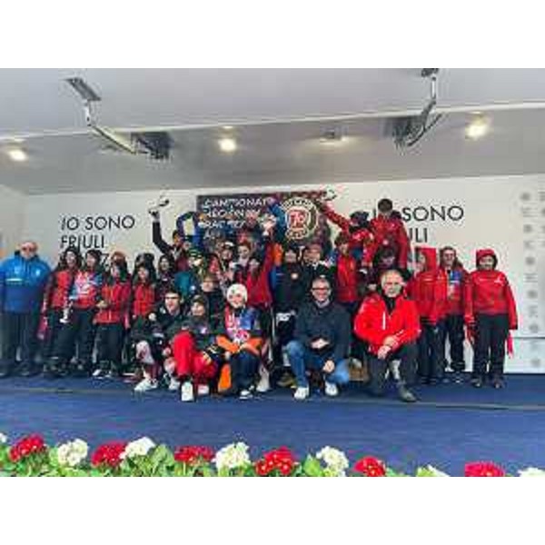 Foto di gruppo con l'assessore regionale Pierpaolo Roberti. - Foto di gruppo con l'assessore regionale Pierpaolo Roberti.